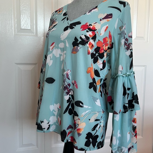 Melanie Lynn Floral Flowy Blouse - Picture 6 of 7